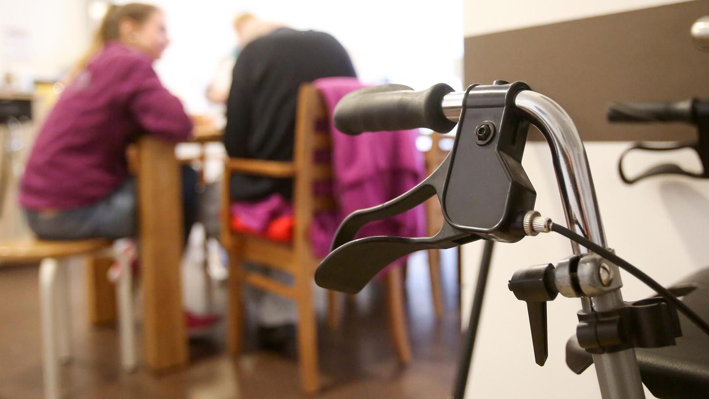 Mehr öffentliche Anerkennung und Ressourcen im Pflegebereich - dafür setzt sich die Diakonie Fürth ein. Mehr öffentliche Anerkennung und Ressourcen im Pflegebereich - dafür setzt sich die Diakonie Fürth ein.