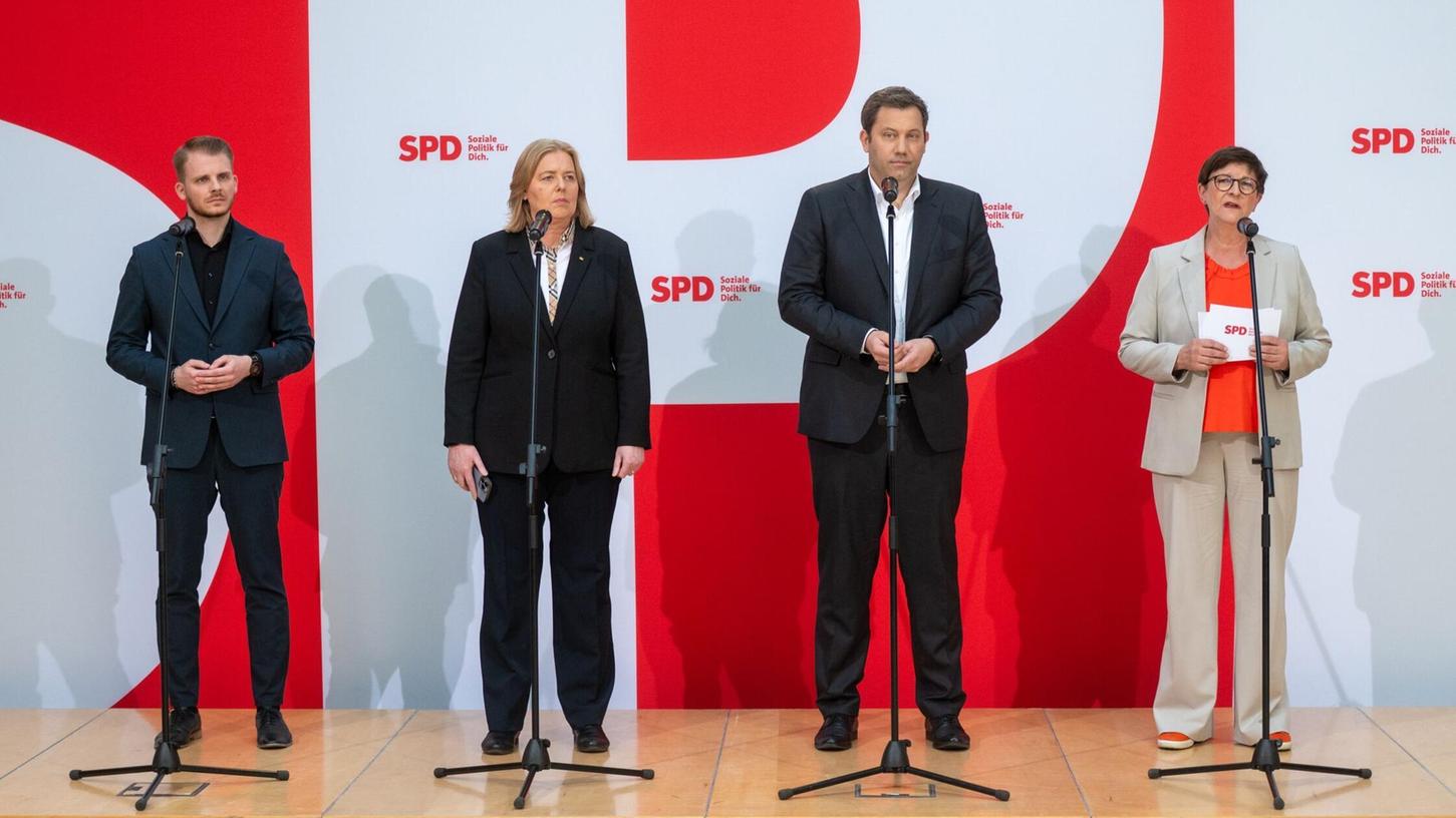 Neue erste Reihe bei der SPD: Tim Klüssendorf, Bärbel Bas und Lars Klingbeil. Die außen stehende Co-Parteichefin Saskia Esken tritt nicht mehr an. Neue erste Reihe bei der SPD: Tim Klüssendorf, Bärbel Bas und Lars Klingbeil. Die außen stehende Co-Parteichefin Saskia Esken tritt nicht mehr an.