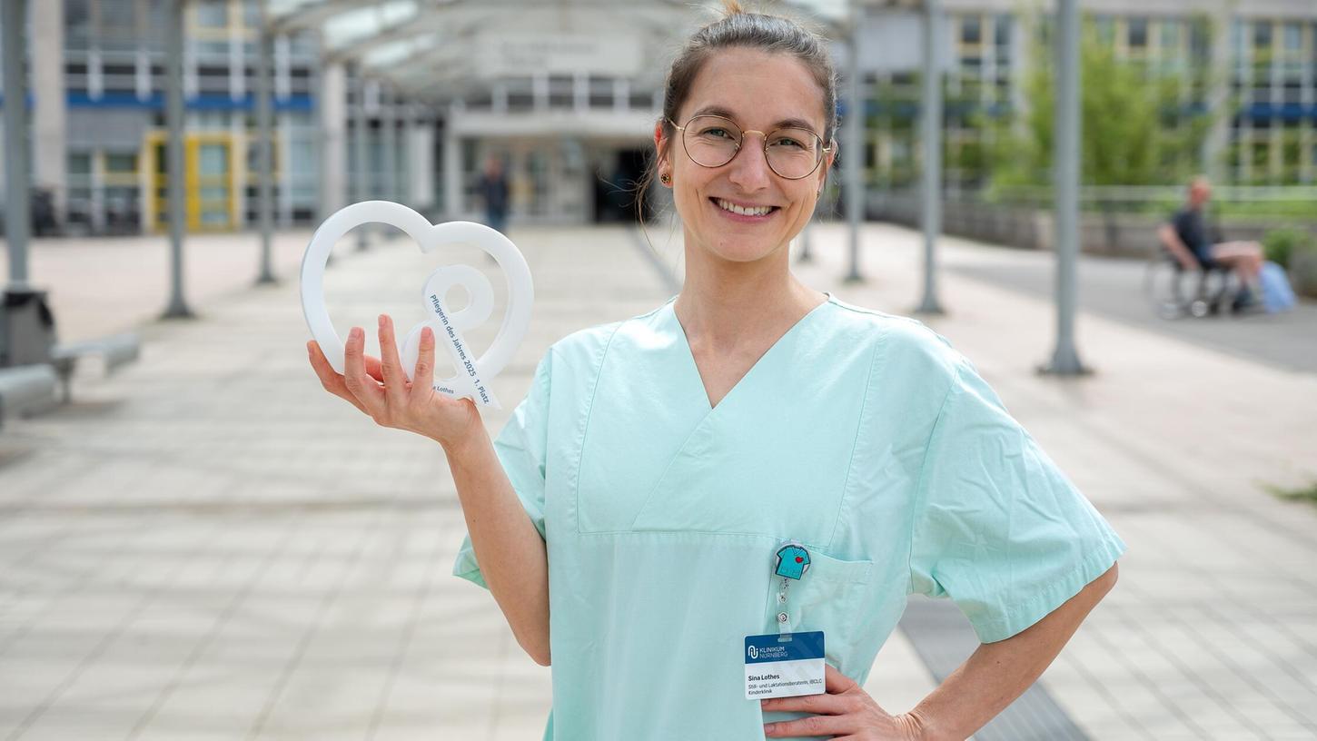 Gesundheits- und Kinderkrankenpflegerin Sina Lothes freut sich über die Auszeichnung "Pflegerin des Jahres". Gesundheits- und Kinderkrankenpflegerin Sina Lothes freut sich über die Auszeichnung "Pflegerin des Jahres".