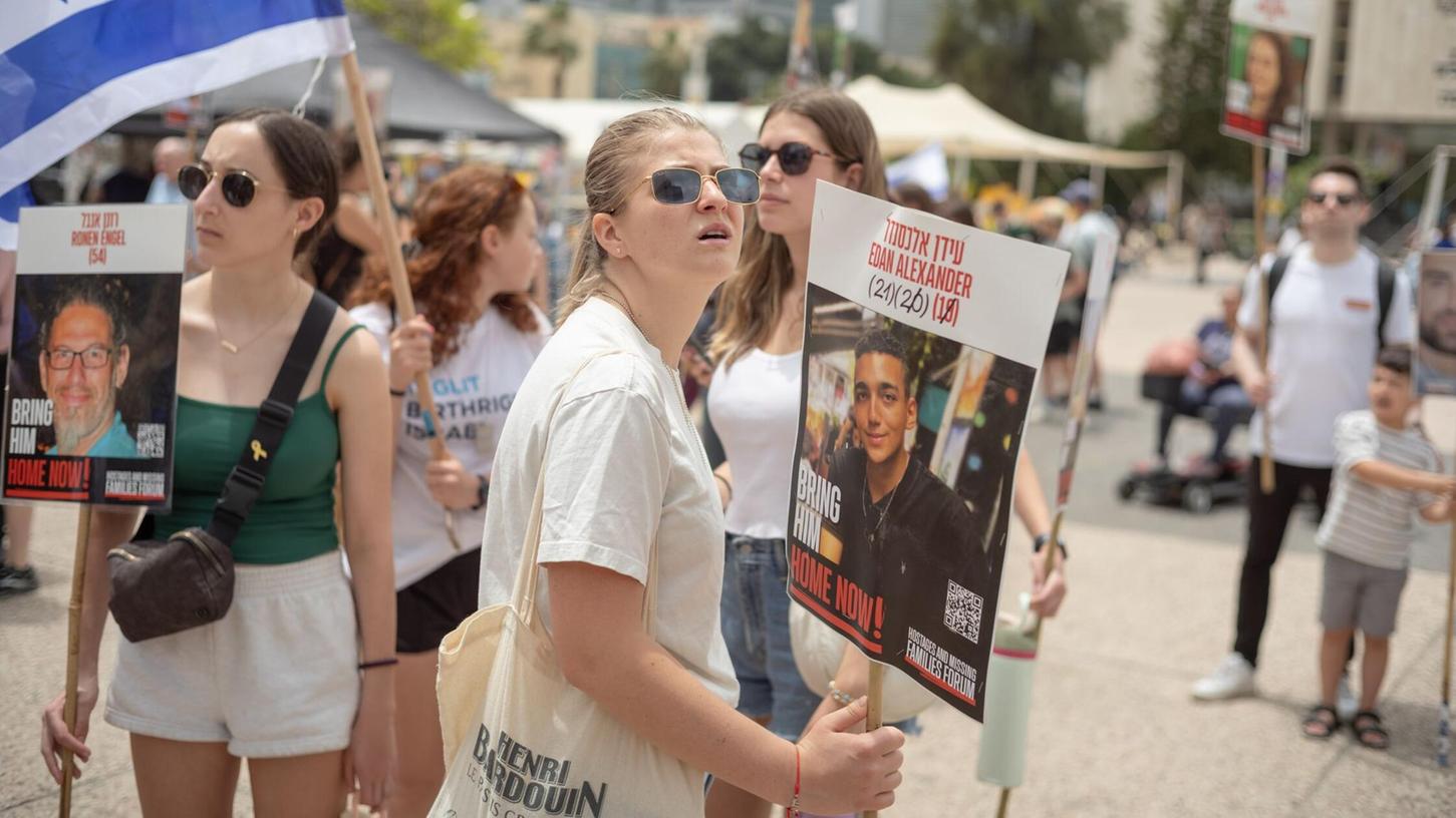 Angehörige und Unterstützer der Geiseln versammelten sich in Israel vor der Freilassung einer Geisel. Angehörige und Unterstützer der Geiseln versammelten sich in Israel vor der Freilassung einer Geisel.