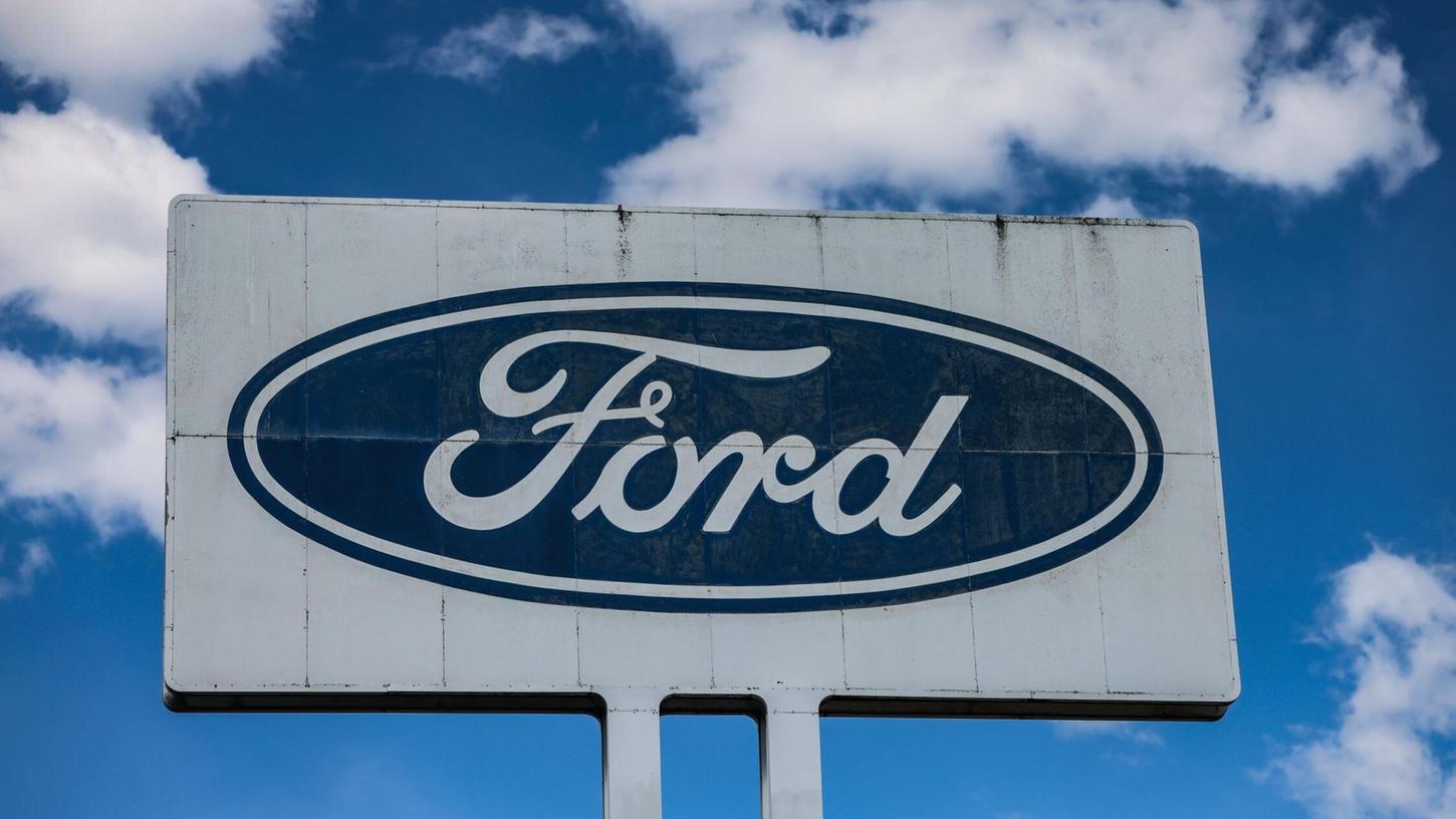 Ein Logo steht vor dem Ford Werk bei gutem Wetter - wirtschaftlich gesehen sind die Perspektiven des Ford-Autogeschäfts in Europa düster. Ein Logo steht vor dem Ford Werk bei gutem Wetter - wirtschaftlich gesehen sind die Perspektiven des Ford-Autogeschäfts in Europa düster.
