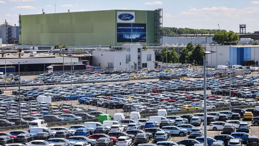 Das Angebot an neuen Ford-Fahrzeugen - hier auf einem Parkplatz auf dem Kölner Werksgelände - ist groß, die Nachfrage hält sich aber in Grenzen. Das Angebot an neuen Ford-Fahrzeugen - hier auf einem Parkplatz auf dem Kölner Werksgelände - ist groß, die Nachfrage hält sich aber in Grenzen.
