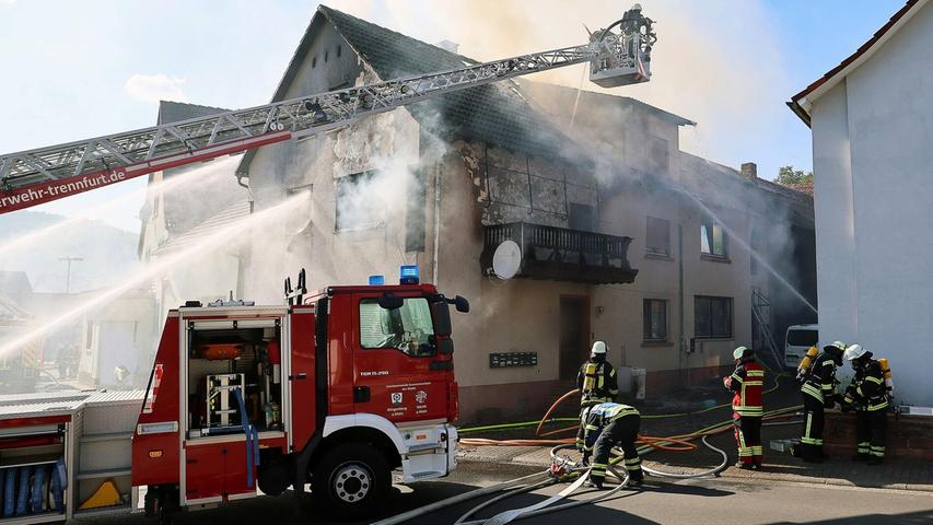 Mehrfamilienhaus in Flammen: Feuerwehr findet tote Person bei Brand in Unterfranken Mehrfamilienhaus in Flammen: Feuerwehr findet tote Person bei Brand in Unterfranken