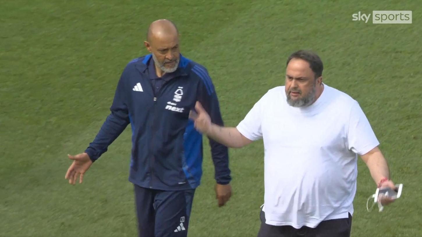Forest-Besitzer Evangelos Marinakis (r) beschwert sich bei Forest-Trainer Espirito Santo. Forest-Besitzer Evangelos Marinakis (r) beschwert sich bei Forest-Trainer Espirito Santo.