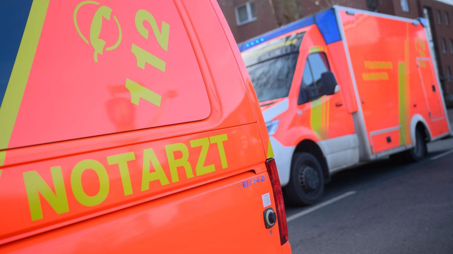 Der Notarzt holt den Feuerwehrlöscher aus seinem Wagen. (Symbolbild) Der Notarzt holt den Feuerwehrlöscher aus seinem Wagen. (Symbolbild)