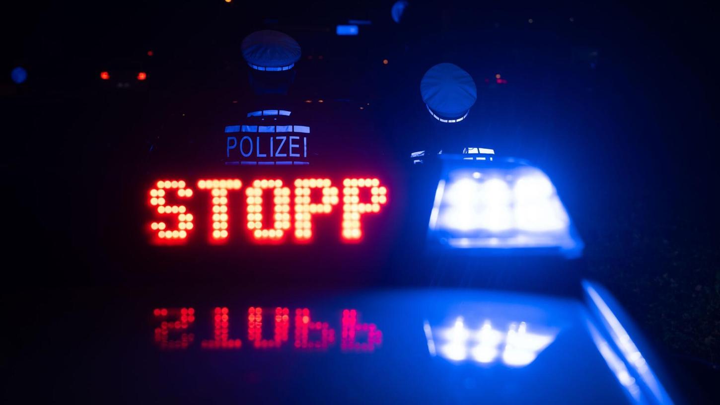 Polizisten kontrollieren das gemeldete Auto. (Symbolbild) Polizisten kontrollieren das gemeldete Auto. (Symbolbild)