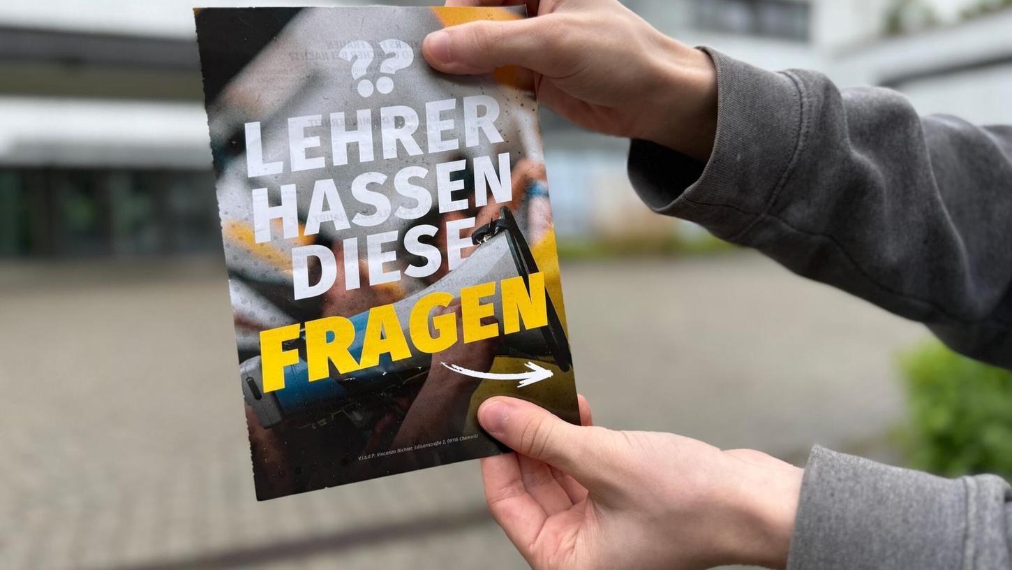 Ein Flyer, der von der Identitären Bewegung an Schulen verteilt wird, wird vor einem Gymnasium in Neu-Ulm gehalten (gestellte Aufnahme). Ein Flyer, der von der Identitären Bewegung an Schulen verteilt wird, wird vor einem Gymnasium in Neu-Ulm gehalten (gestellte Aufnahme).