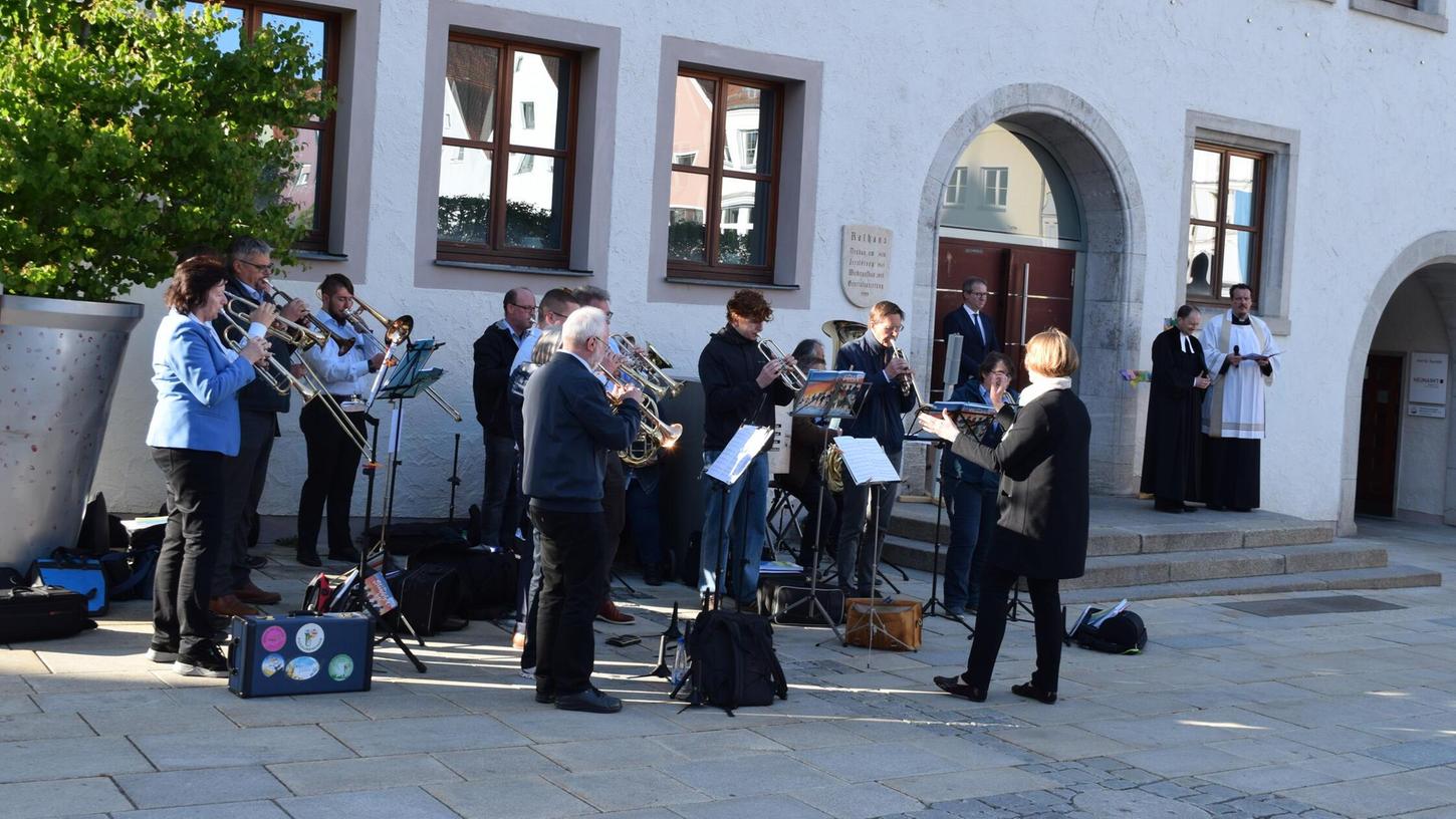 Die ökumenische Friedensandacht fand vor dem Neumarkter Rathaus statt. Die ökumenische Friedensandacht fand vor dem Neumarkter Rathaus statt.