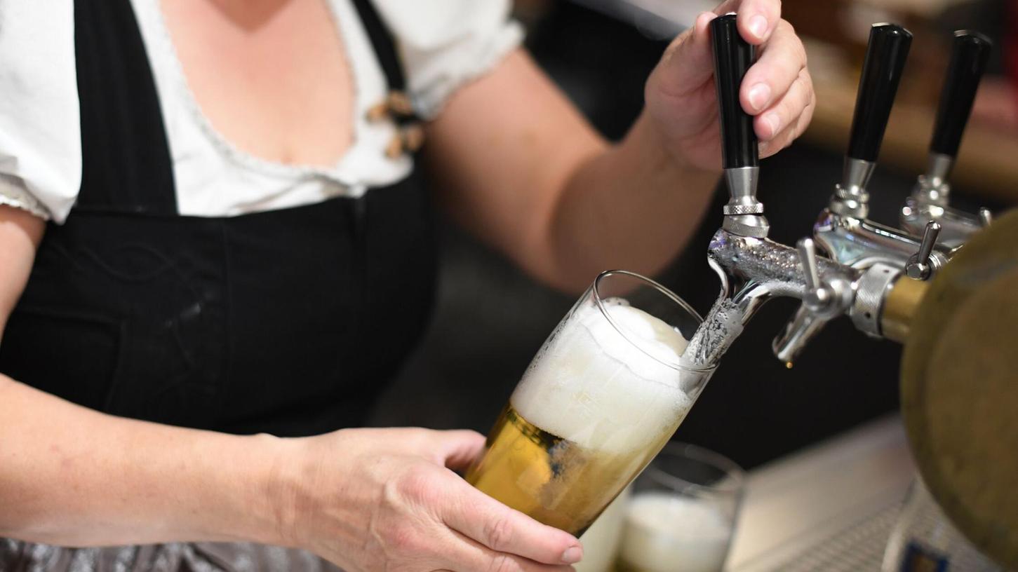 Rechnet man Preissteigerungen heraus, liegt der Umsatz der bayerischen Wirte erneut im Minus. (Archivbild) Rechnet man Preissteigerungen heraus, liegt der Umsatz der bayerischen Wirte erneut im Minus. (Archivbild)