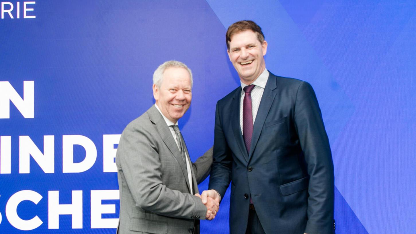 Johann Bögl (rechts) ist neuer Präsident des Bayerischen Bauindustrieverbands. Der Sengenthaler Unternehmer übernimmt das Amt von Josef Geiger. Johann Bögl (rechts) ist neuer Präsident des Bayerischen Bauindustrieverbands. Der Sengenthaler Unternehmer übernimmt das Amt von Josef Geiger.