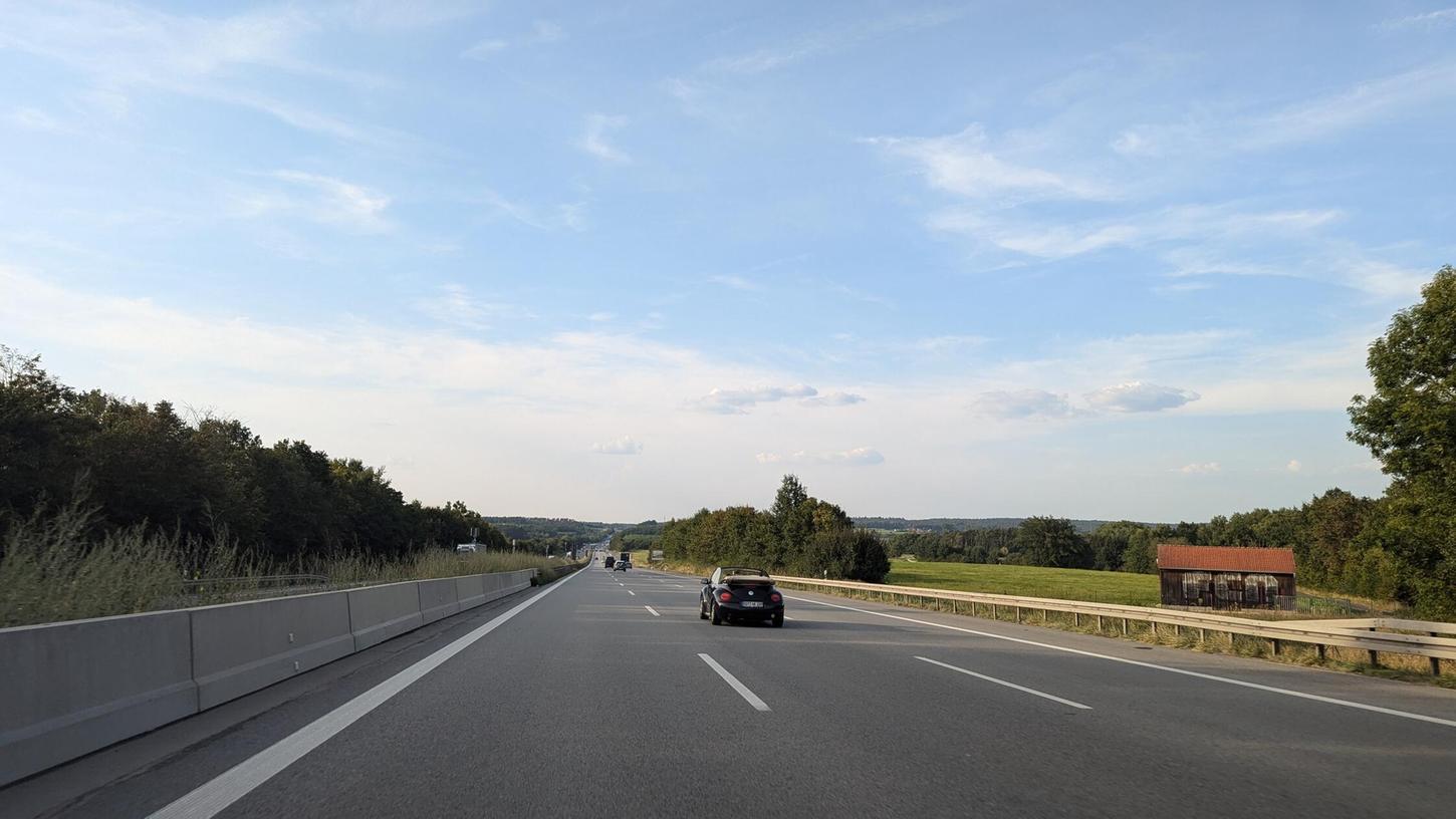 Auf der A9 nahe Hilpoltstein kurvte ein 49-Jähriger ziemlich unkontrolliert über die Autobahn (Symbolbild). Auf der A9 nahe Hilpoltstein kurvte ein 49-Jähriger ziemlich unkontrolliert über die Autobahn (Symbolbild).