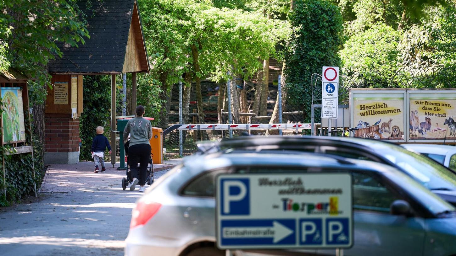 Der Eingang und Parkplatz zum Tierpark Nadermann im ostwestfälischen Delbrück. Hier hatte am Morgen ein Tiger eine Mitarbeiterin gebissen und verletzt. Der Eingang und Parkplatz zum Tierpark Nadermann im ostwestfälischen Delbrück. Hier hatte am Morgen ein Tiger eine Mitarbeiterin gebissen und verletzt.