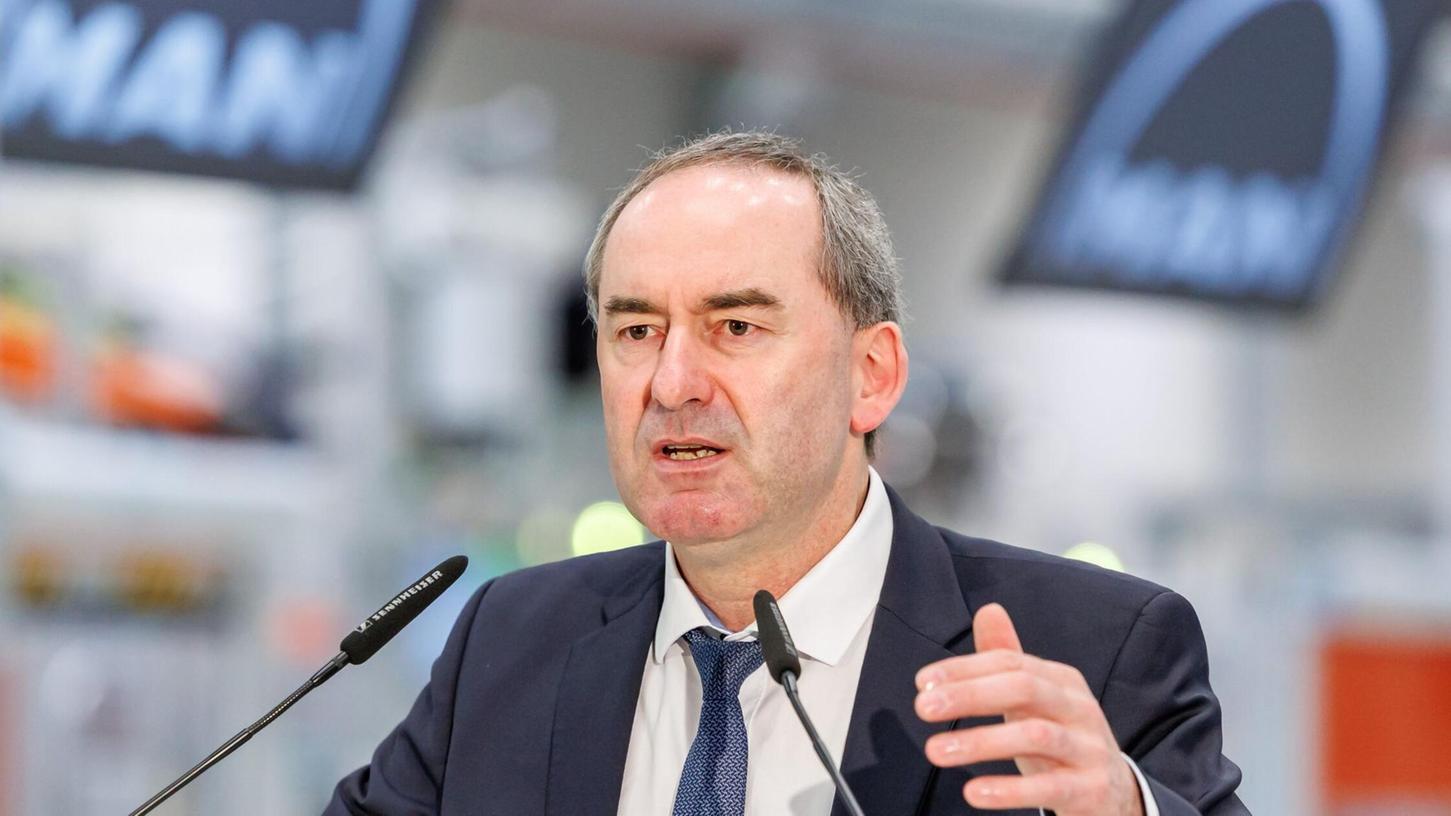 Bayerns Wirtschaftsminister fordert von der EU eine defensivere Haltung im Zollkonflikt mit den USA. (Archivbild) Bayerns Wirtschaftsminister fordert von der EU eine defensivere Haltung im Zollkonflikt mit den USA. (Archivbild)