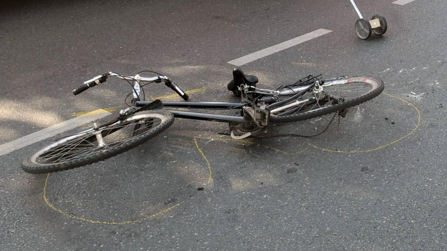Die Fahrradfahrerin wurde bei dem Zusammenstoß schwer verletzt (Symbolbild). Die Fahrradfahrerin wurde bei dem Zusammenstoß schwer verletzt (Symbolbild).