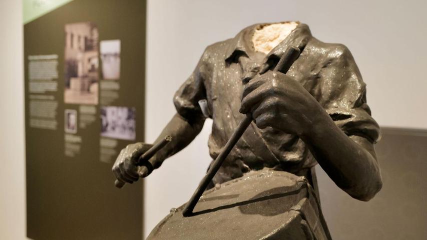 In der neuen Dauerausstellung des Lindauer Stadtmuseums wird der Torso einer Trommler-Figur gezeigt, die einst in Lindau an einem Brunnen der Hitler-Jugend stand. In der neuen Dauerausstellung des Lindauer Stadtmuseums wird der Torso einer Trommler-Figur gezeigt, die einst in Lindau an einem Brunnen der Hitler-Jugend stand.