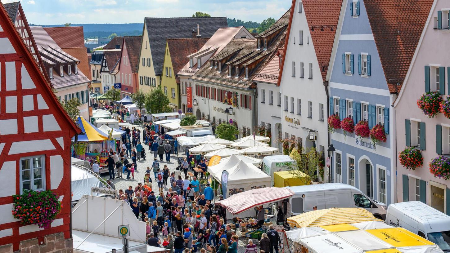 Entlang der Marktstraße erwartet die Besucher ein vielfältiges Angebot an Ständen. Entlang der Marktstraße erwartet die Besucher ein vielfältiges Angebot an Ständen.