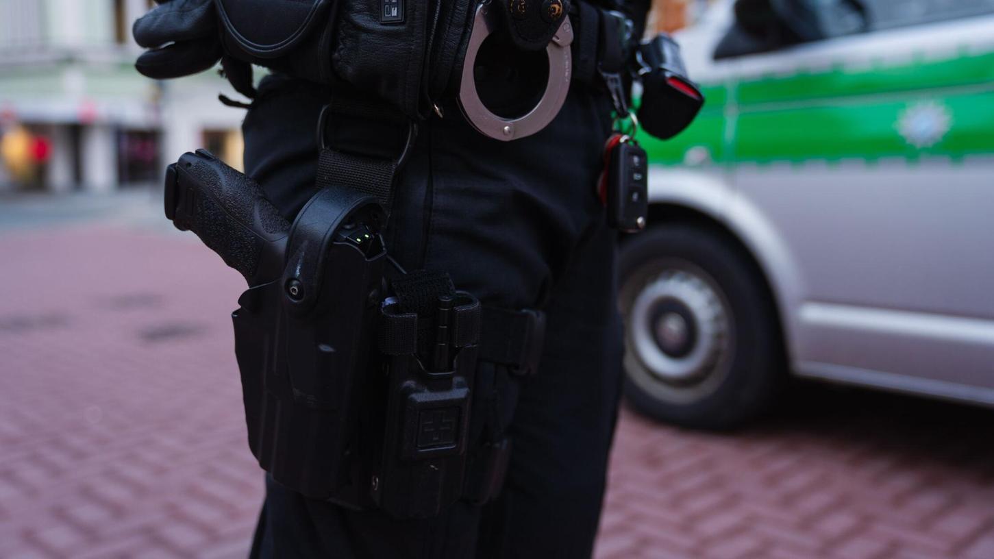 Beim länderübergreifenden Sicherheitstag will die oberfränkische Polizei verstärkt in der Öffentlichkeit Präsenz zeigen, Kontrollen durchführen und mit den Bürgern ins Gespräch kommen. (Symbolbild) Beim länderübergreifenden Sicherheitstag will die oberfränkische Polizei verstärkt in der Öffentlichkeit Präsenz zeigen, Kontrollen durchführen und mit den Bürgern ins Gespräch kommen. (Symbolbild)