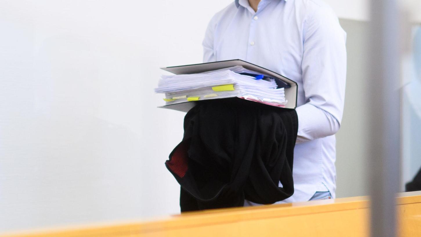 Der angeklagte Staatsanwalt betritt den Gerichtssaal. Der angeklagte Staatsanwalt betritt den Gerichtssaal.