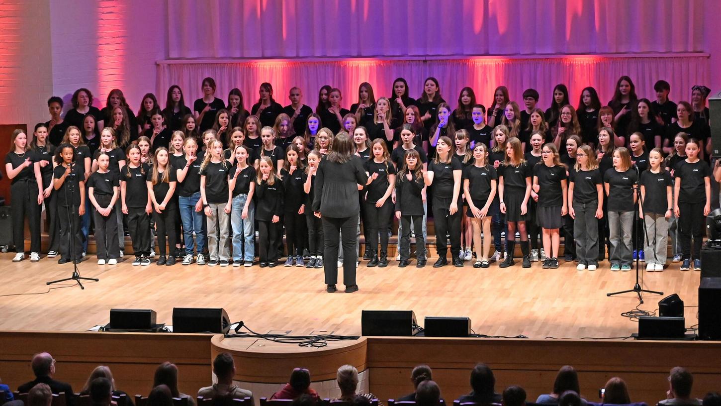 Der Chor der Mädchenrealschule hat sich monatelang auf den großen Auftritt mit „Viva Voce“ im Reitstadel vorbereitet. Der Chor der Mädchenrealschule hat sich monatelang auf den großen Auftritt mit „Viva Voce“ im Reitstadel vorbereitet.
