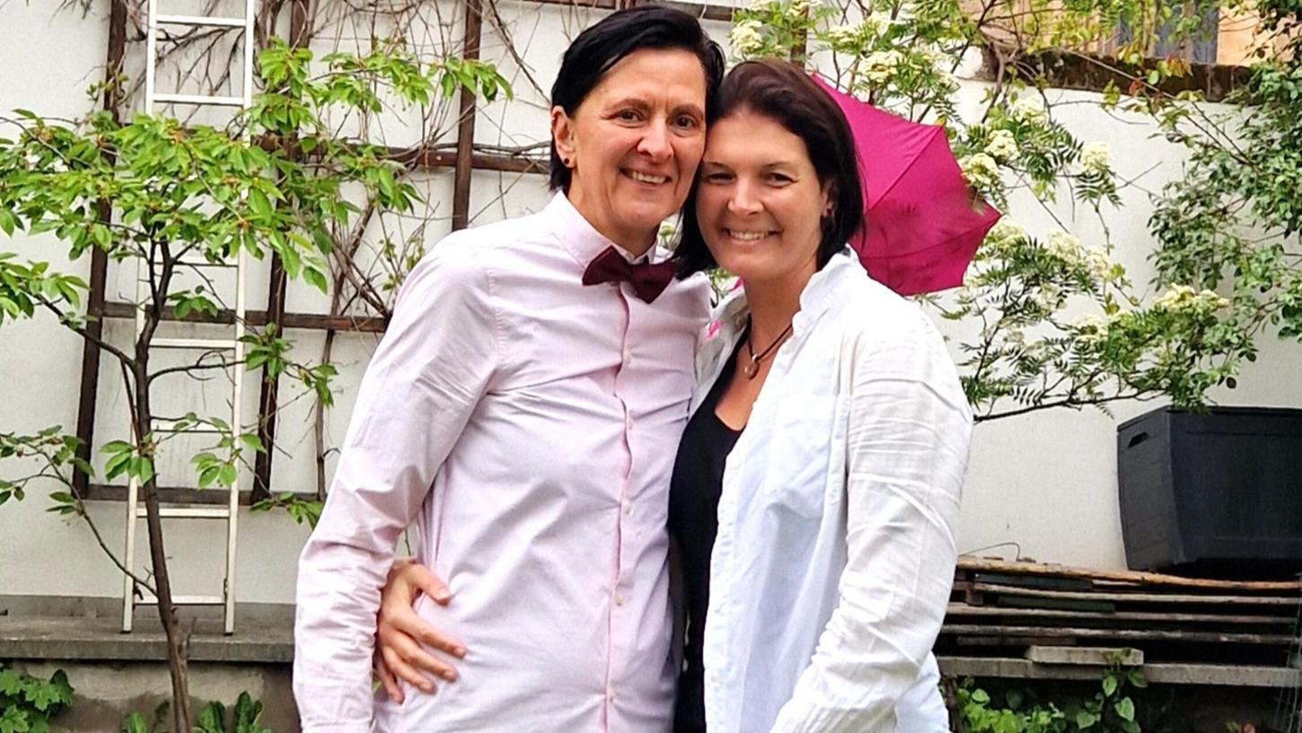 Gesegnet glücklich: eines von 27 Paaren, die bei der letztjährigen Aktion „Einfach heiraten“ teilgenommen haben, im Pfarrgarten von St. Michael. Gesegnet glücklich: eines von 27 Paaren, die bei der letztjährigen Aktion „Einfach heiraten“ teilgenommen haben, im Pfarrgarten von St. Michael.