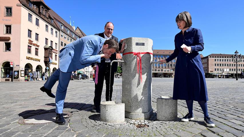 OB Marcus König, Bürgermeister Christian Vogel und Umweltrefrentin Britta Walthelm testeten den Brunnen zur Eröffnung gleich. OB Marcus König, Bürgermeister Christian Vogel und Umweltrefrentin Britta Walthelm testeten den Brunnen zur Eröffnung gleich.
