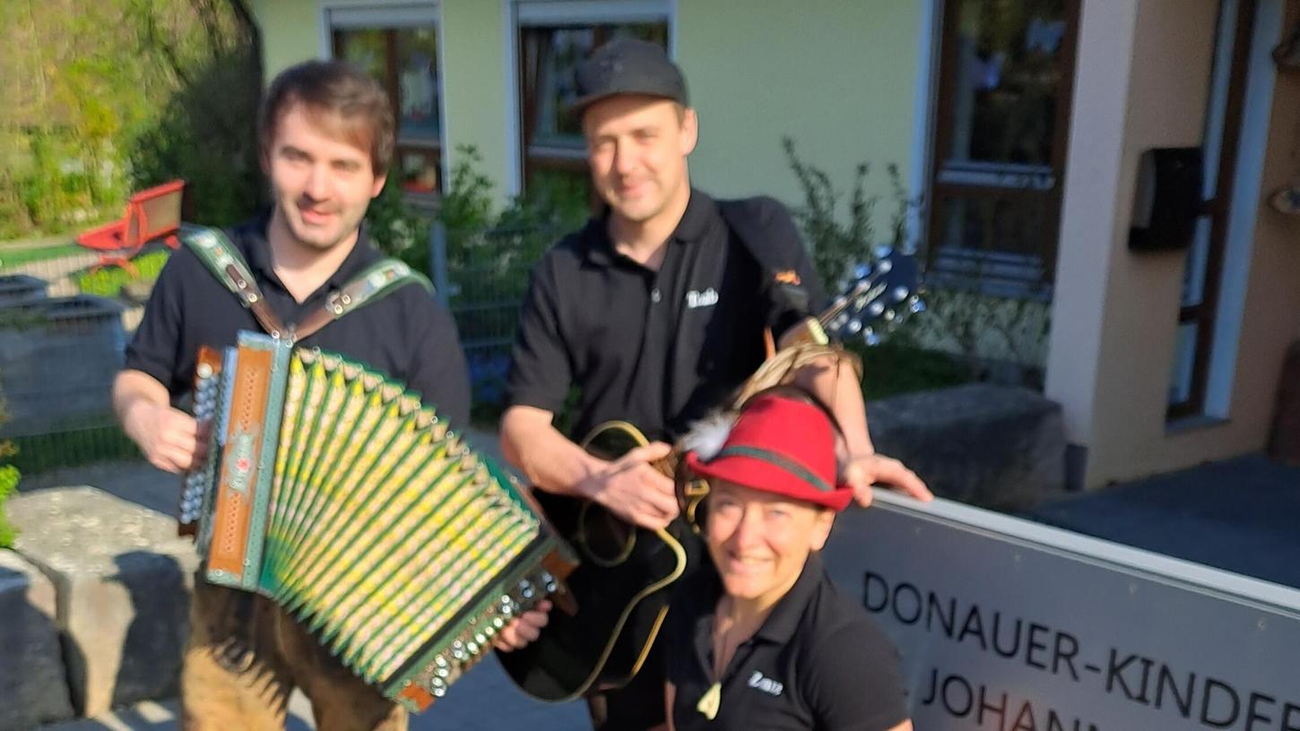 Johannes Götz, Tobias Dengler und Maria Krauß vorm Einzug in den Kindergarten. Johannes Götz, Tobias Dengler und Maria Krauß vorm Einzug in den Kindergarten.