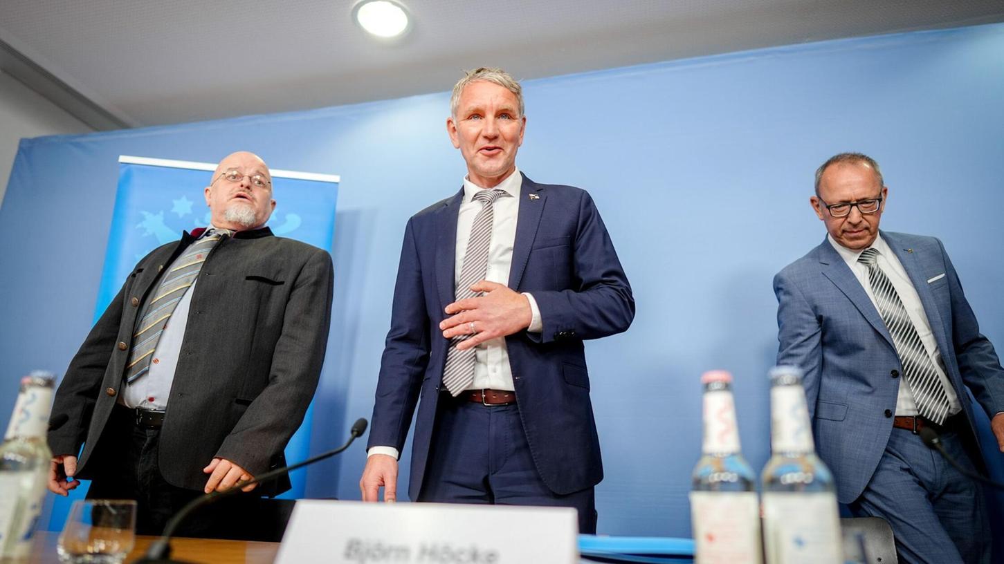 Höcke sieht Gutachten auch als wichtig für Rechtsstreit der Bundes-AfD. Höcke sieht Gutachten auch als wichtig für Rechtsstreit der Bundes-AfD.