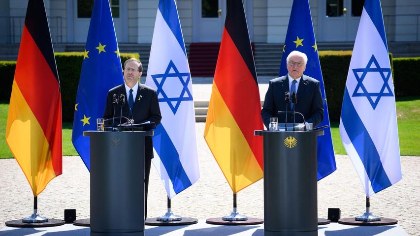 Die Präsidenten Deutschlands und Iraels, Steinmeier und Herzog, berichten in einer Pressekonferenz über ihr Gespräch. Die Präsidenten Deutschlands und Iraels, Steinmeier und Herzog, berichten in einer Pressekonferenz über ihr Gespräch.