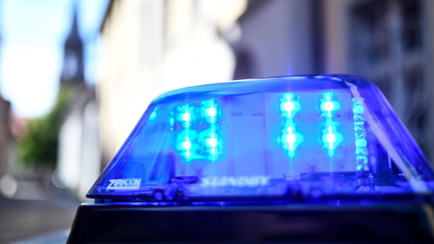 Ein Polizeiauto mit blinkendem Blaulicht steht vor einem Gebäude. (zu dpa: «Schüsse nahe Ludwigsburg - Täter weiter flüchtig») Ein Polizeiauto mit blinkendem Blaulicht steht vor einem Gebäude. (zu dpa: «Schüsse nahe Ludwigsburg - Täter weiter flüchtig»)