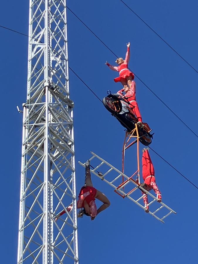 Ob auf Motorrädern mehr als 30 Meter über dem Boden, auf einem schwankenden 62-Meter-Mast oder mit einer scheinbar schwebenden Fahrradpyramide: Die Geschwister Weisheit zeigten imposante Stunts. Ob auf Motorrädern mehr als 30 Meter über dem Boden, auf einem schwankenden 62-Meter-Mast oder mit einer scheinbar schwebenden Fahrradpyramide: Die Geschwister Weisheit zeigten imposante Stunts.