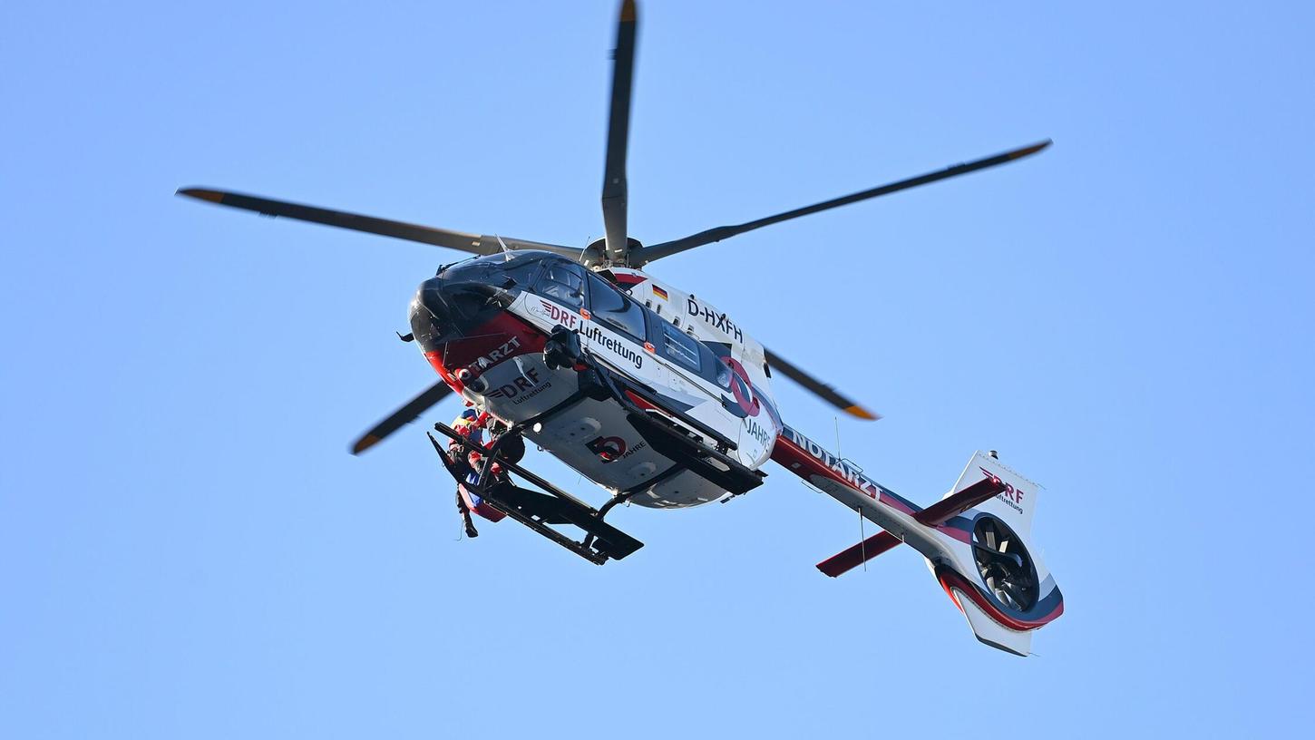 Der 18-jährige Fahrer wurde mit dem Rettungshubschrauber abgeholt. (Symbolbild) Der 18-jährige Fahrer wurde mit dem Rettungshubschrauber abgeholt. (Symbolbild)