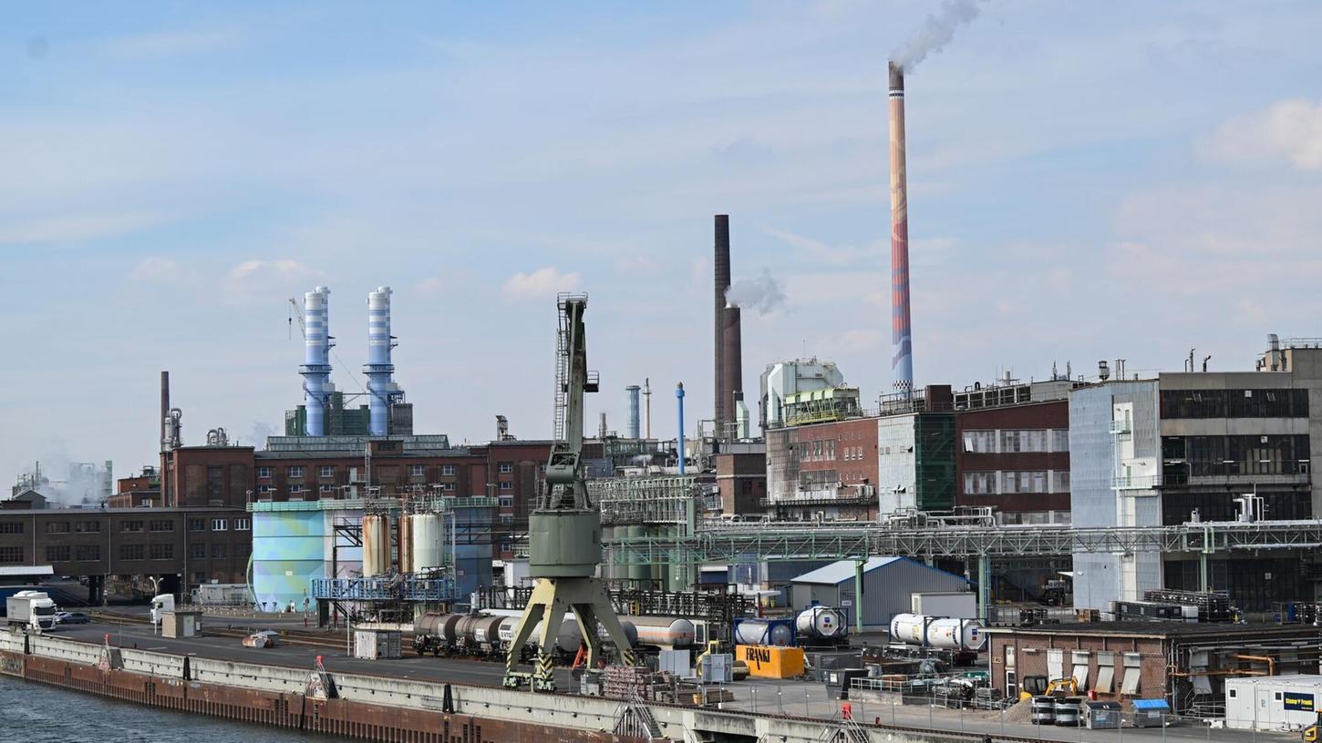 Bayer will seinen Standort im Frankfurter Industriepark Höchst aufgeben (Archivbild) Bayer will seinen Standort im Frankfurter Industriepark Höchst aufgeben (Archivbild)
