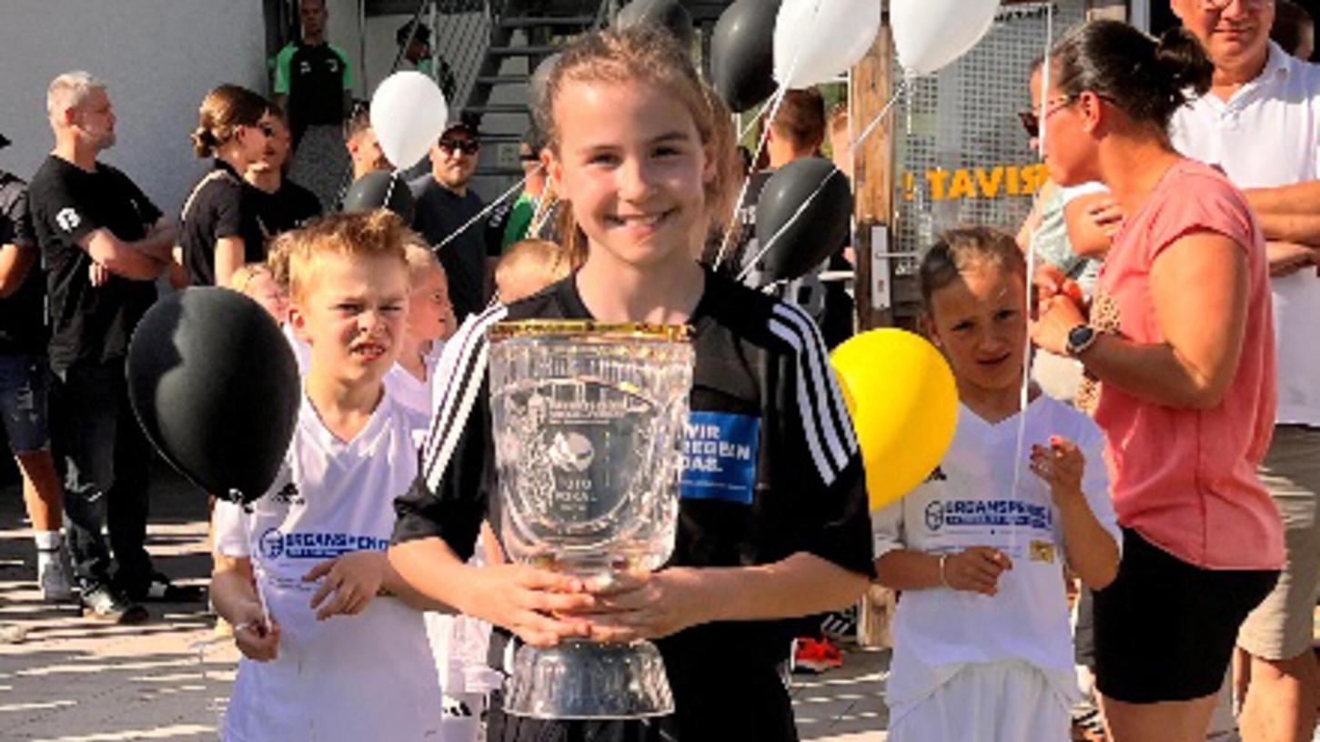 Mit großer Freude trägt Paula Stump den Siegerpokal auf das Feld. Mit großer Freude trägt Paula Stump den Siegerpokal auf das Feld.