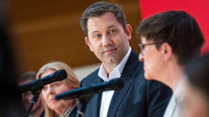 Lars Klingbeil dankt Saskia Esken für die Zusammenarbeit. Lars Klingbeil dankt Saskia Esken für die Zusammenarbeit.