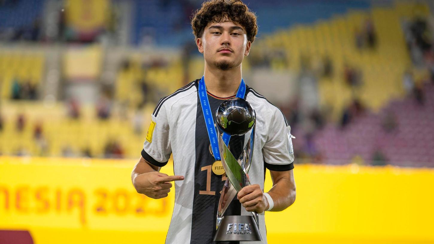 So sieht ein Weltmeister aus: Beim 1. FC Nürnberg trifft Justin von der Hitz auf Winners Osawe, der 2023 nach dem Finale gegen Frankreich im indonesischen Surakarta ebenfalls hat feiern dürfen. So sieht ein Weltmeister aus: Beim 1. FC Nürnberg trifft Justin von der Hitz auf Winners Osawe, der 2023 nach dem Finale gegen Frankreich im indonesischen Surakarta ebenfalls hat feiern dürfen.