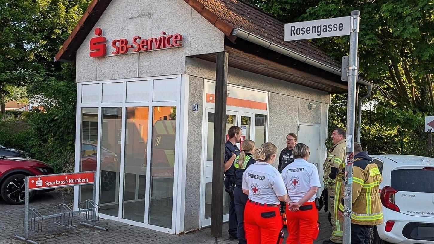 Die Feuerwehr befreite den Mann nach rund 15 Minuten. Die Feuerwehr befreite den Mann nach rund 15 Minuten.