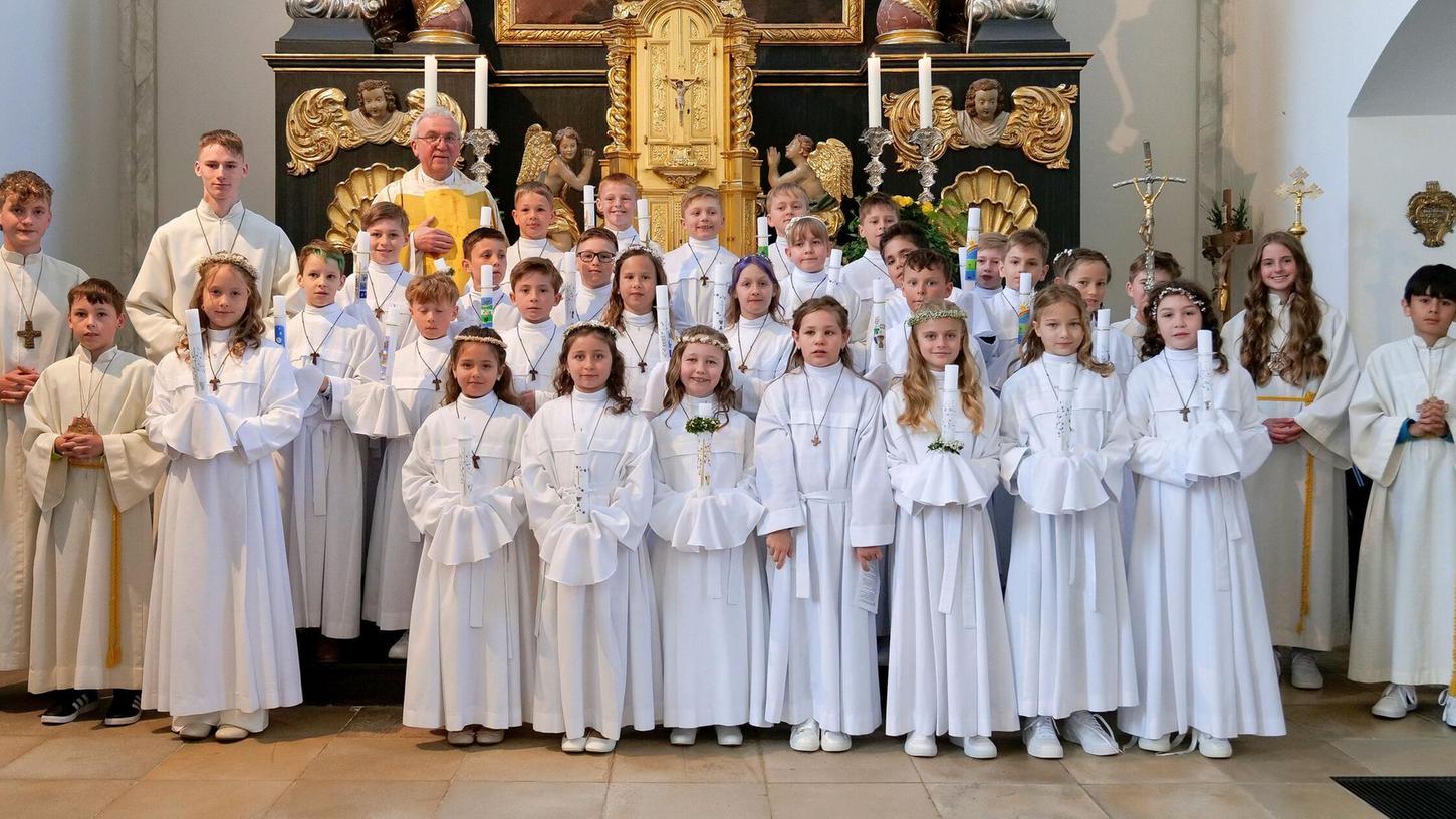 Im Pfarrverband Lauterhofen empfingen am „Weißen Sonntag“ 12 Mädchen und 15 Jungen aus den Händen von Pfarrer Gerhard Ehrl die Heilige Erstkommunion. Im Pfarrverband Lauterhofen empfingen am „Weißen Sonntag“ 12 Mädchen und 15 Jungen aus den Händen von Pfarrer Gerhard Ehrl die Heilige Erstkommunion.