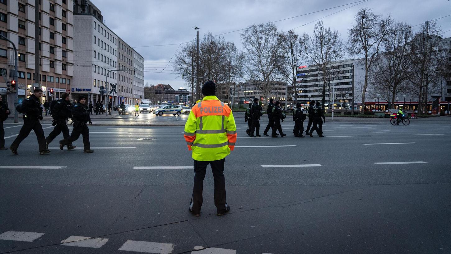 Absperrung für den Demonstrationszug des "Team Menschenrechte" in Nürnberg. Oftmals führt die Route über den Plärrer und die breiten Straßen des Frauentorgrabens. Absperrung für den Demonstrationszug des "Team Menschenrechte" in Nürnberg. Oftmals führt die Route über den Plärrer und die breiten Straßen des Frauentorgrabens.