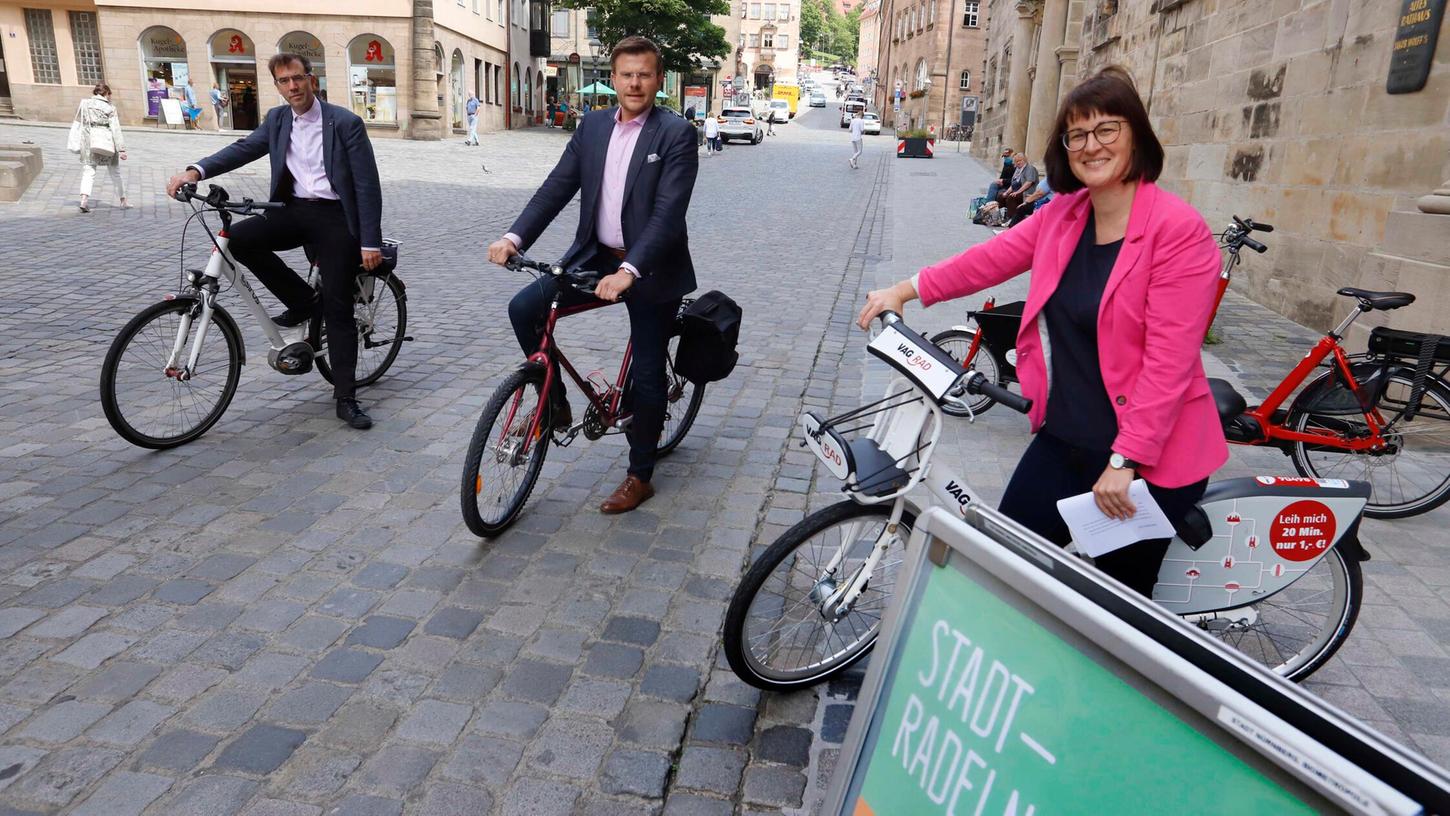 Auftakt Stadtradeln, Oberbürgermeister Marcus König gibt zusammen mit Umweltreferentin Britta Walthelm und Planungs- und Baureferent Daniel F. Ulrich Auftakt Stadtradeln, Oberbürgermeister Marcus König gibt zusammen mit Umweltreferentin Britta Walthelm und Planungs- und Baureferent Daniel F. Ulrich