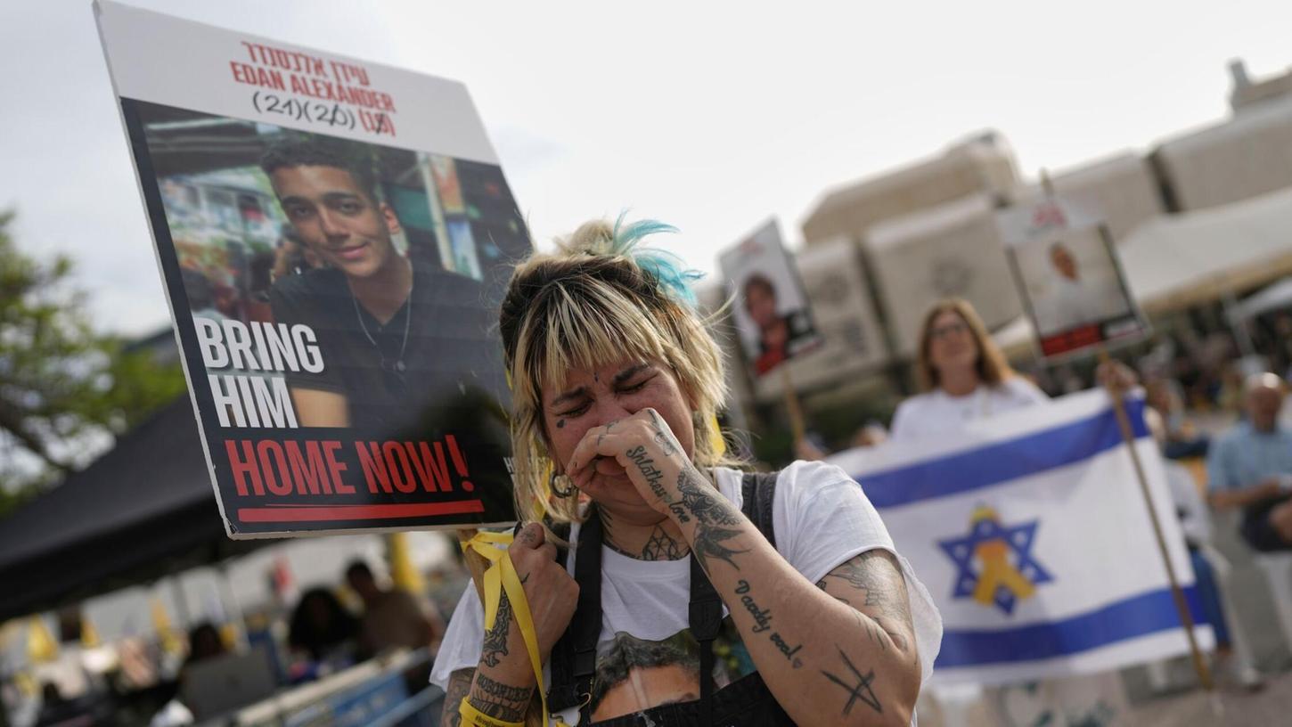 In Tel Aviv versammelten sich Menschen, um die Freilassung gemeinsam zu verfolgen. In Tel Aviv versammelten sich Menschen, um die Freilassung gemeinsam zu verfolgen.
