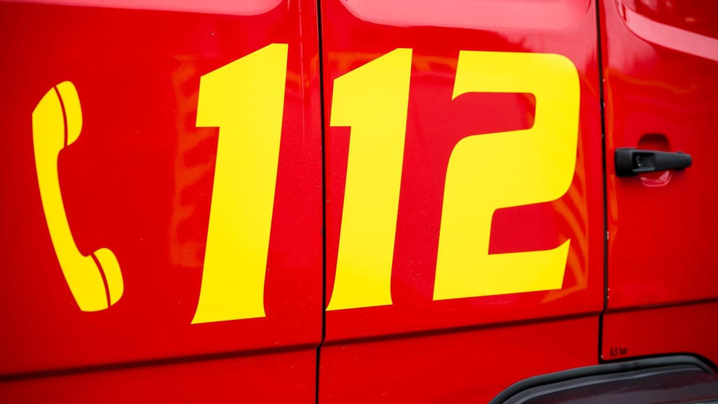 In Niederbayern gerät ein ehemaliges Bauernhaus in Brand. Verletzt wird niemand, aber der Sachschaden ist hoch. (Symbolbild) In Niederbayern gerät ein ehemaliges Bauernhaus in Brand. Verletzt wird niemand, aber der Sachschaden ist hoch. (Symbolbild)