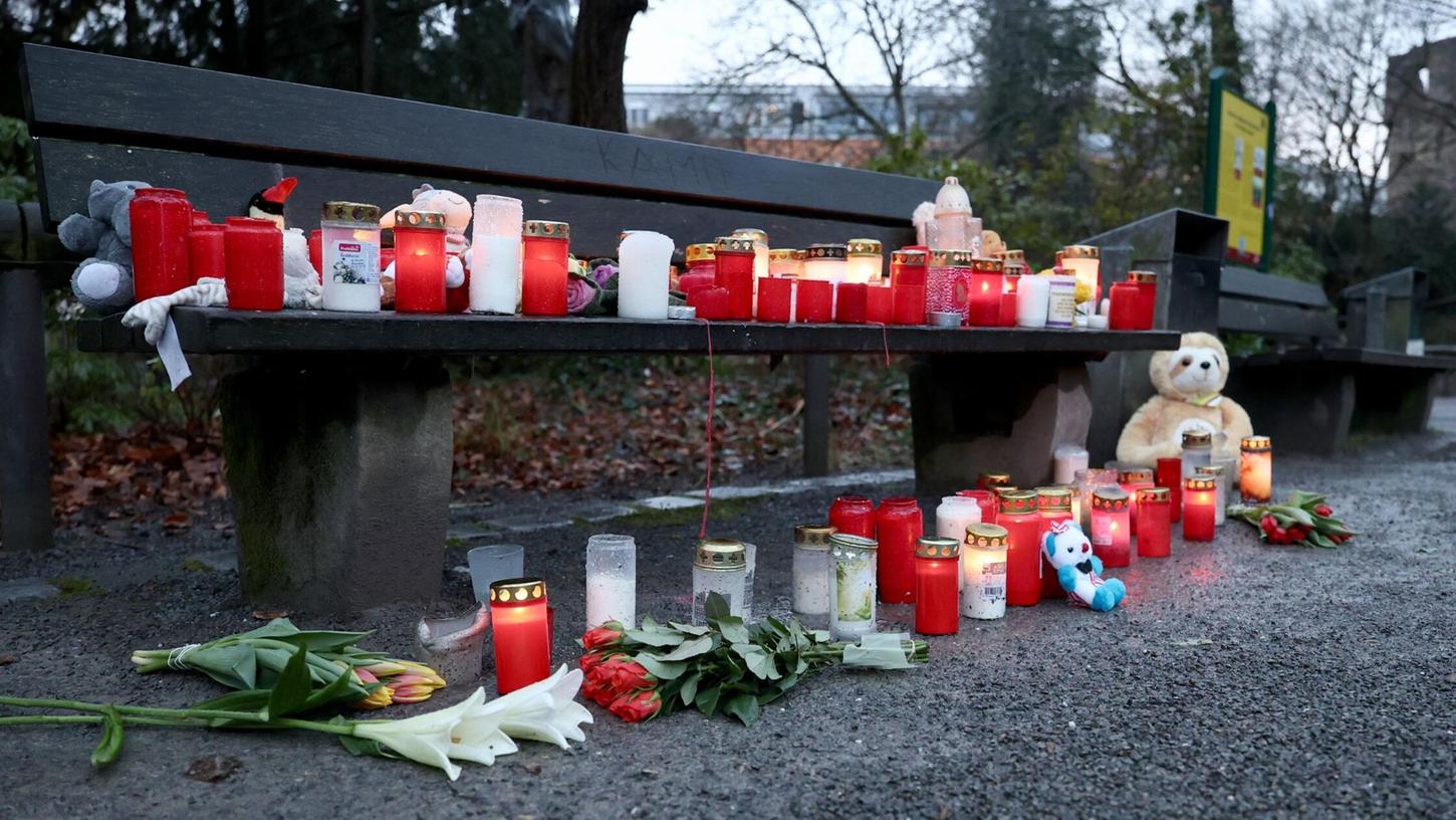 In einem Park in Aschaffenburg sind im Januar ein zweijähriger Junge und ein 41-jähriger Mann getötet sowie weitere Menschen schwer verletzt worden. Ministerpräsident Markus Söder (CSU) hat nun Ersthelfer ausgezeichnet. (Archivbild) In einem Park in Aschaffenburg sind im Januar ein zweijähriger Junge und ein 41-jähriger Mann getötet sowie weitere Menschen schwer verletzt worden. Ministerpräsident Markus Söder (CSU) hat nun Ersthelfer ausgezeichnet. (Archivbild)