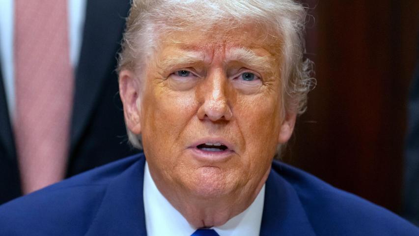 Trump bedient sich bei dem Thema einer Theorie aus rechtsextremen Kreisen. Trump bedient sich bei dem Thema einer Theorie aus rechtsextremen Kreisen.