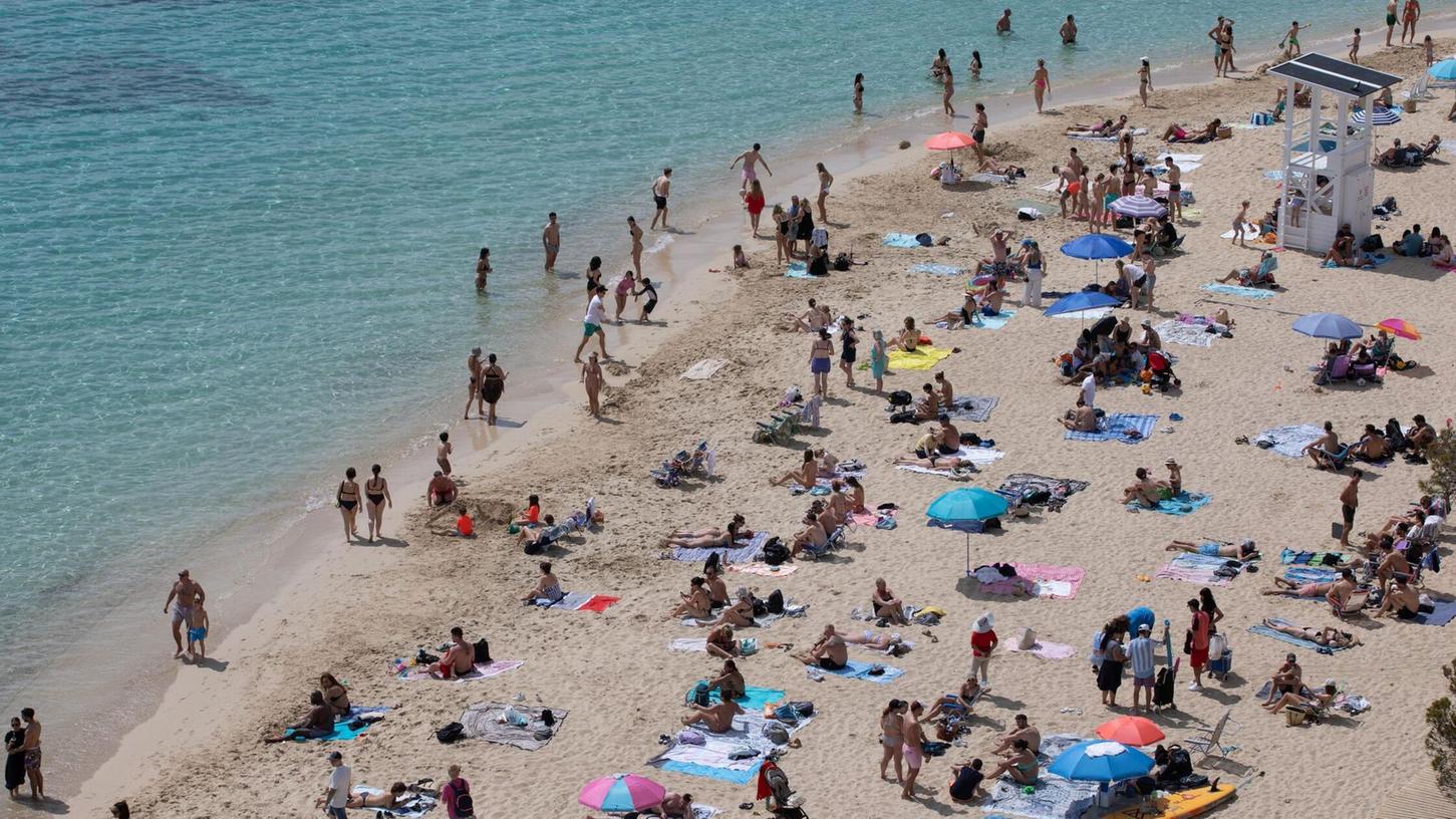 Im vergangenen Winter zog es wieder viele deutsche Urlauberinnen und Urlauber nach Spanien. (Symbolbild) Im vergangenen Winter zog es wieder viele deutsche Urlauberinnen und Urlauber nach Spanien. (Symbolbild)