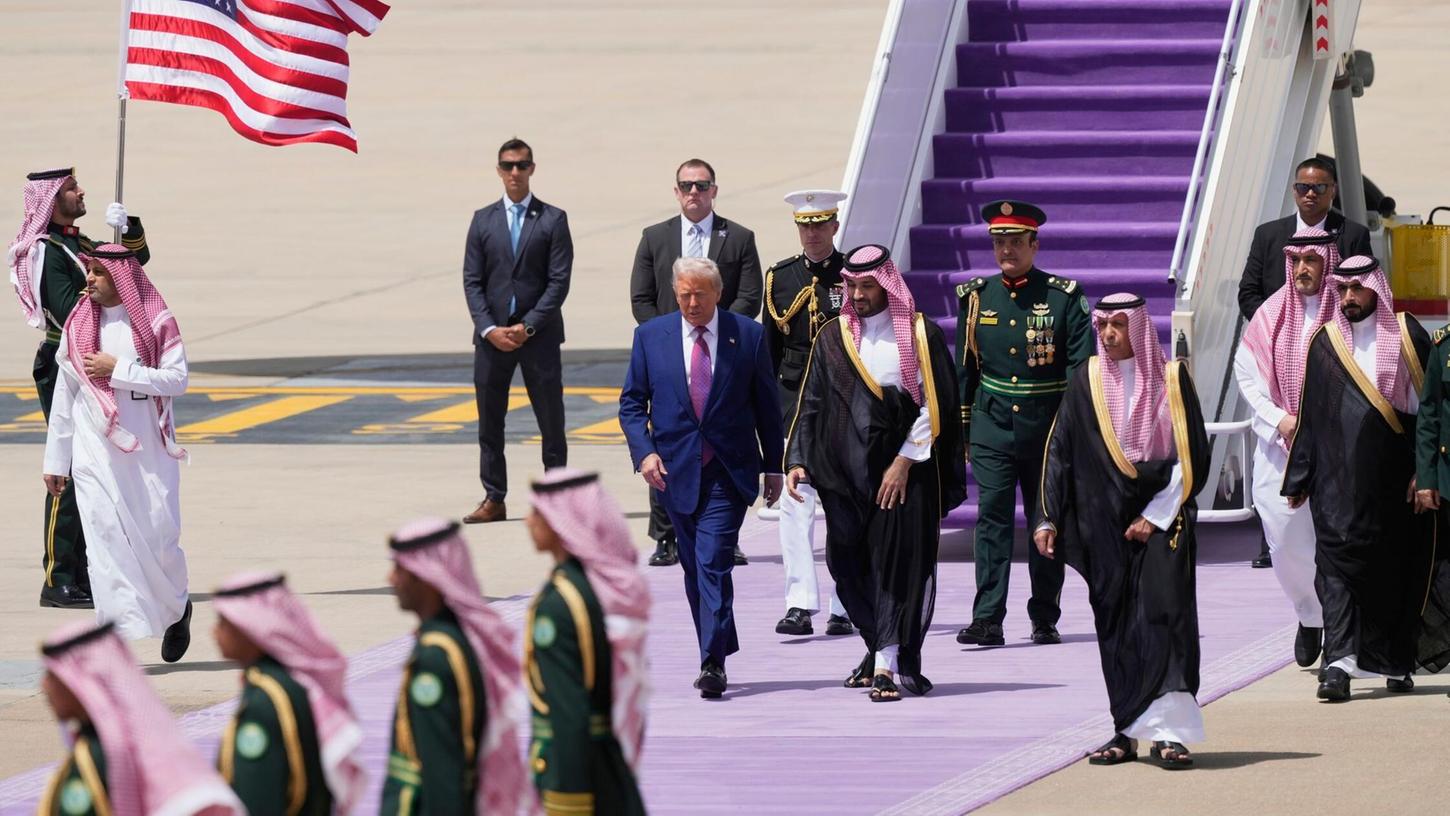 In Riad trifft Donald Trump auf einen mächtigen Mann, der zwar nur genau halb so alt ist wie er, mit dem ihn ansonsten aber einiges verbindet: Saudi-Arabiens Thronfolger Mohammed bin Salman. In Riad trifft Donald Trump auf einen mächtigen Mann, der zwar nur genau halb so alt ist wie er, mit dem ihn ansonsten aber einiges verbindet: Saudi-Arabiens Thronfolger Mohammed bin Salman.