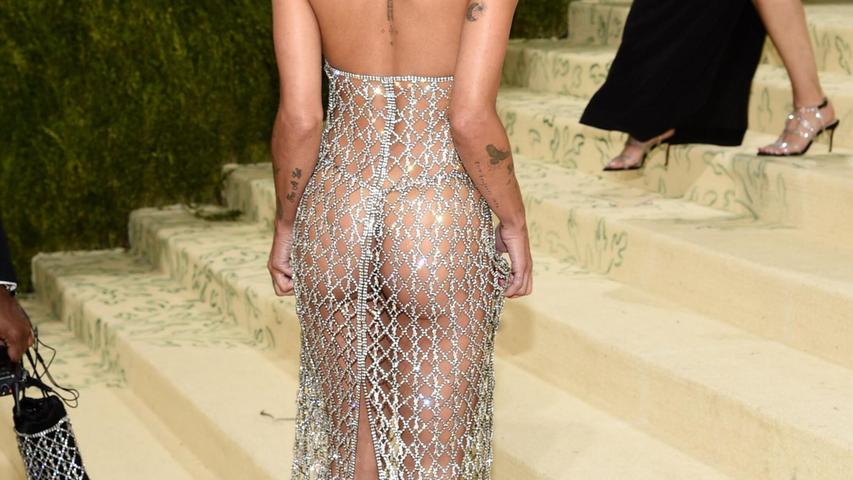 Zoe Kravitz 2021 in einem auffallenden Netzkleid in New York. Zoe Kravitz 2021 in einem auffallenden Netzkleid in New York.