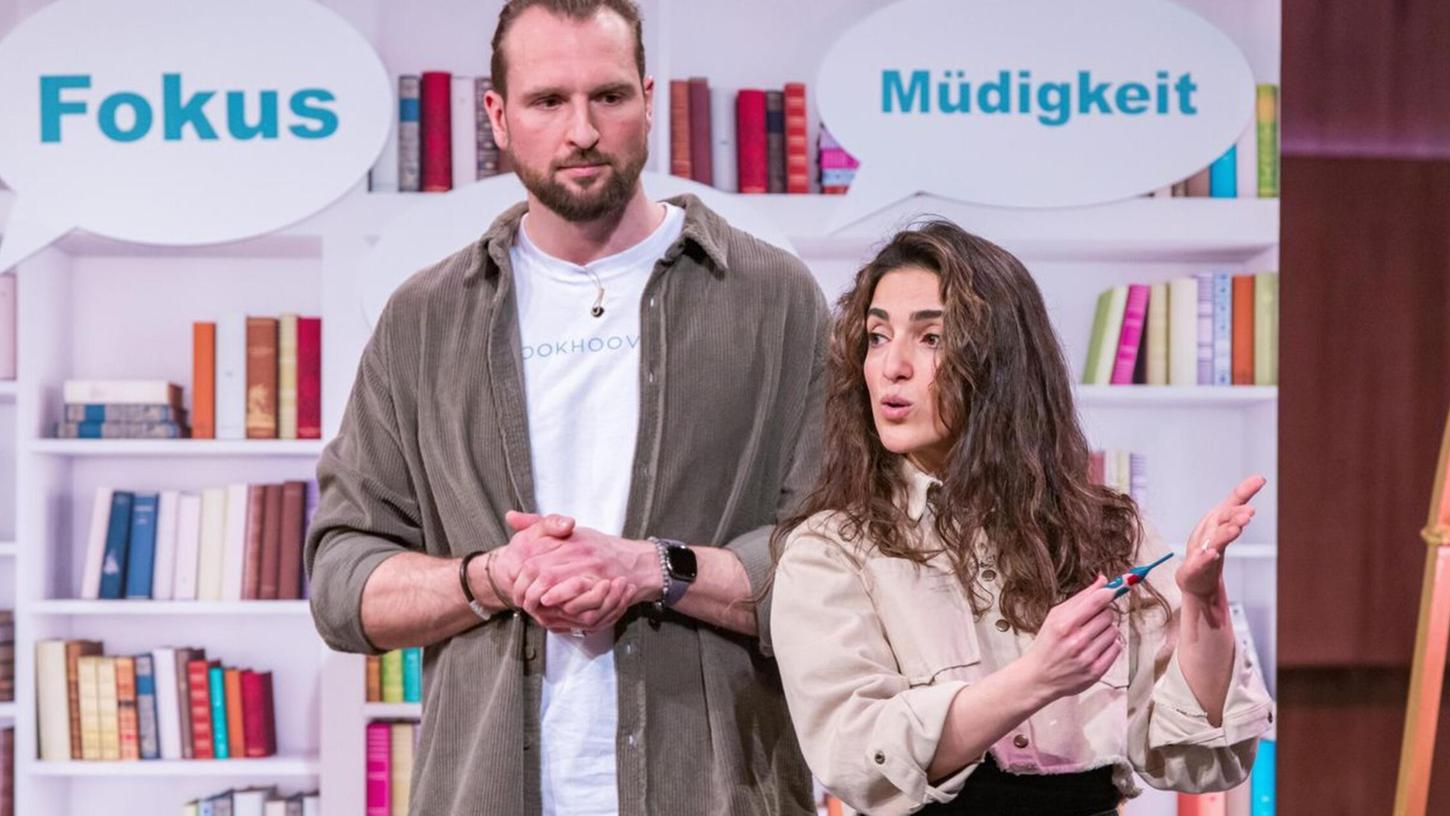 Beim wirren Auftreten der "Bookhover"-Gründer Mana und Daniel reißt Ralf Dümmel der Geduldsfaden. "Ich verstehe euren Pitch nicht", sagt er. Da ist er nicht allein: kein Deal! Beim wirren Auftreten der "Bookhover"-Gründer Mana und Daniel reißt Ralf Dümmel der Geduldsfaden. "Ich verstehe euren Pitch nicht", sagt er. Da ist er nicht allein: kein Deal!