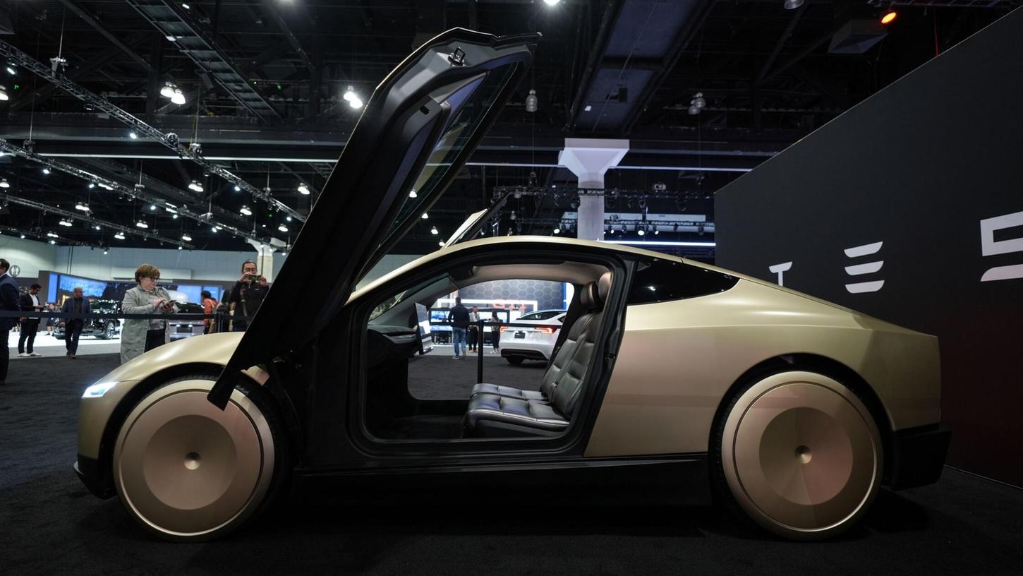 Ein Robotaxi-Fahrzeug ohne Lenkrad und Pedale will Tesla von 2026 an bauen. (Archivbild) Ein Robotaxi-Fahrzeug ohne Lenkrad und Pedale will Tesla von 2026 an bauen. (Archivbild)