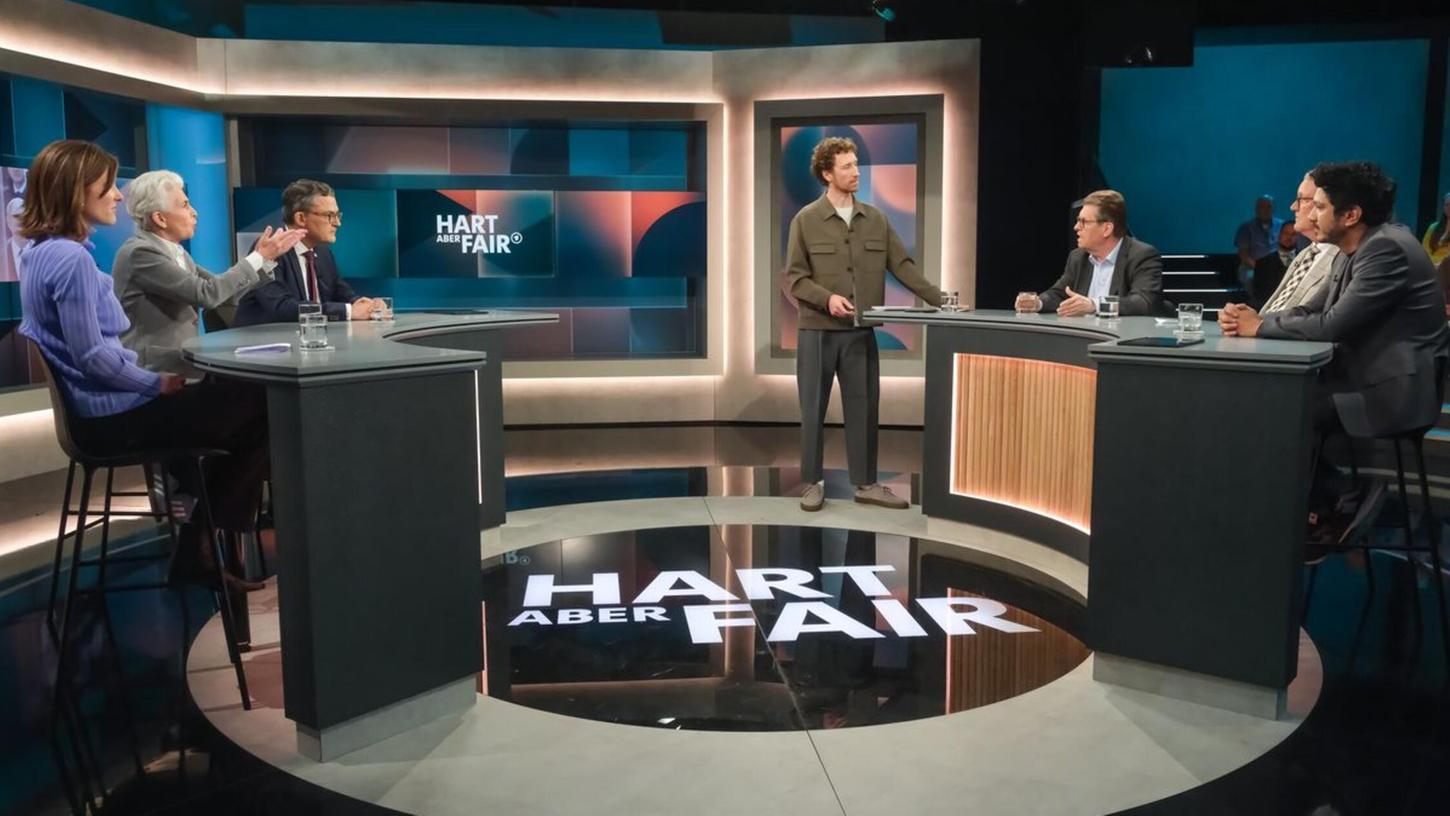 "Hart aber fair" am Montagabend: Moderator Louis Klamroth (stehend) begrüßte seine Gäste (von links nach rechts) Sophie von der Tann, Marie-Agnes Strack-Zimmermann, Roderich Kiesewetter, Ralf Stegner, Michael Lüders und Jörg Wimalasena. "Hart aber fair" am Montagabend: Moderator Louis Klamroth (stehend) begrüßte seine Gäste (von links nach rechts) Sophie von der Tann, Marie-Agnes Strack-Zimmermann, Roderich Kiesewetter, Ralf Stegner, Michael Lüders und Jörg Wimalasena.