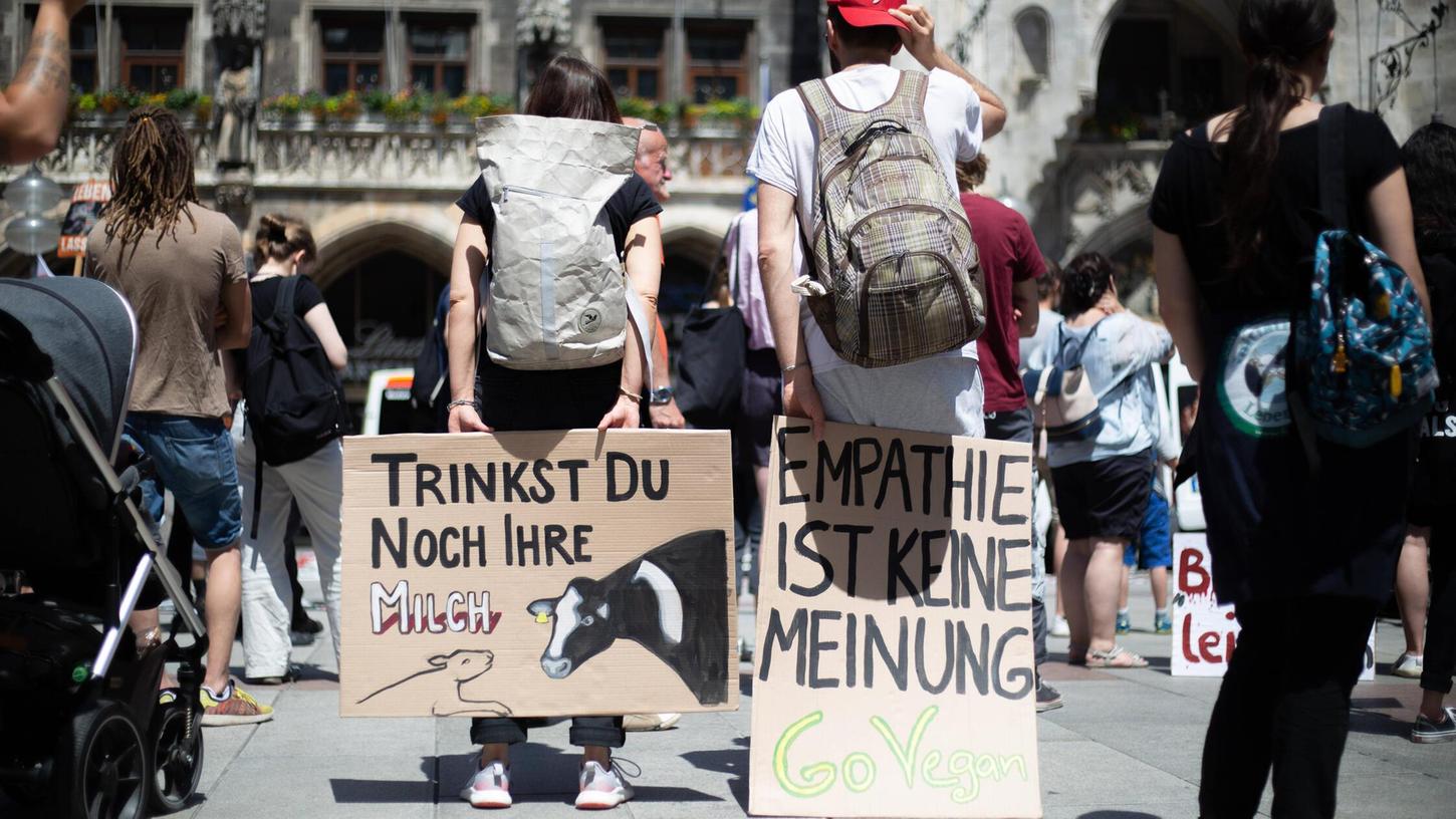 Animal Liberation March in München 2022: Landwirtschaft und Ernährung nehmen in hohem Maße Einfluss auf unsere Umwelt, andere Sektoren aber befeuern den Klimawandel noch viel mehr. Animal Liberation March in München 2022: Landwirtschaft und Ernährung nehmen in hohem Maße Einfluss auf unsere Umwelt, andere Sektoren aber befeuern den Klimawandel noch viel mehr.